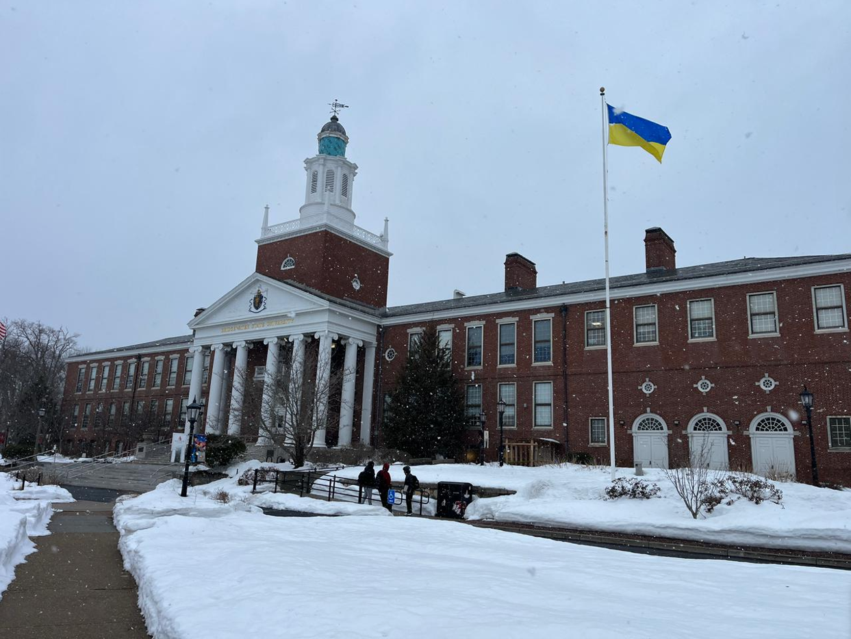 BSU підтримує СумДПУ: український прапор піднято на флагштоку американського університету