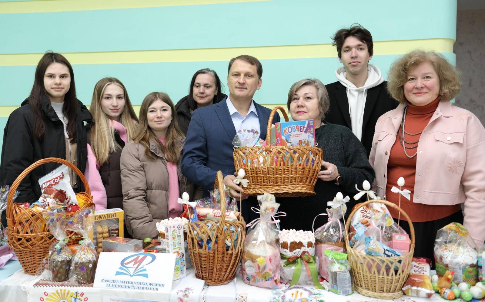 До Світлого свята - світлі вчинки. Кафедра математики, фізики та методик їх навчання взяла участь у благодійній виставці до Великого Свята